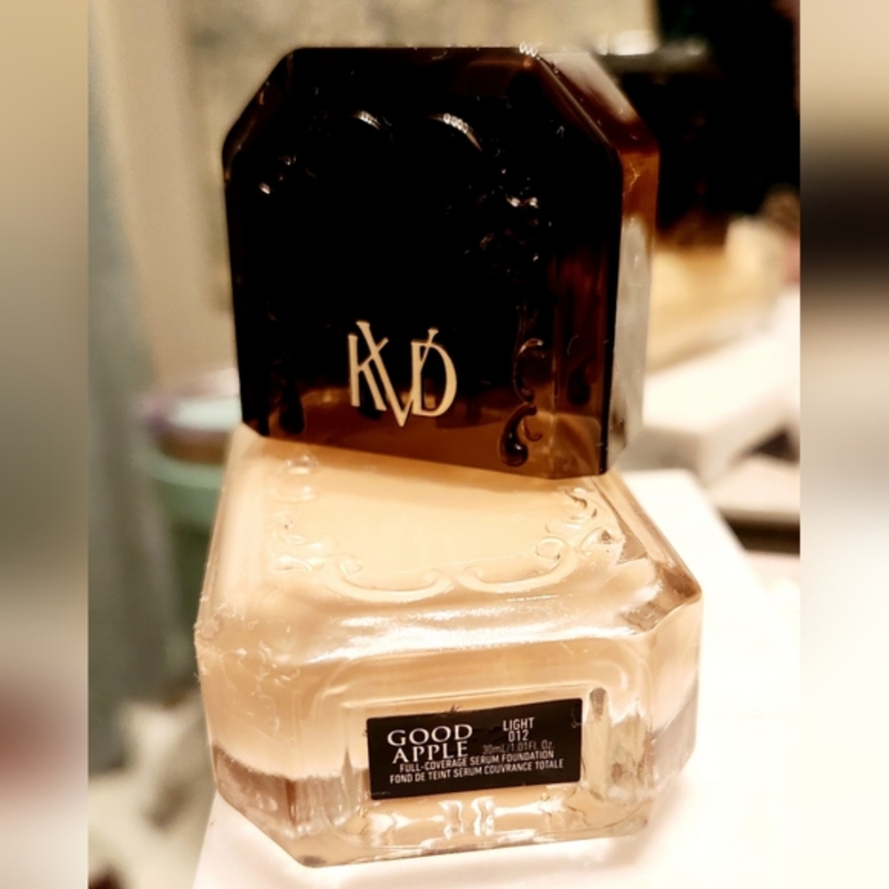 KVD Good Apple foundation light 018 - Picture 2 of 8